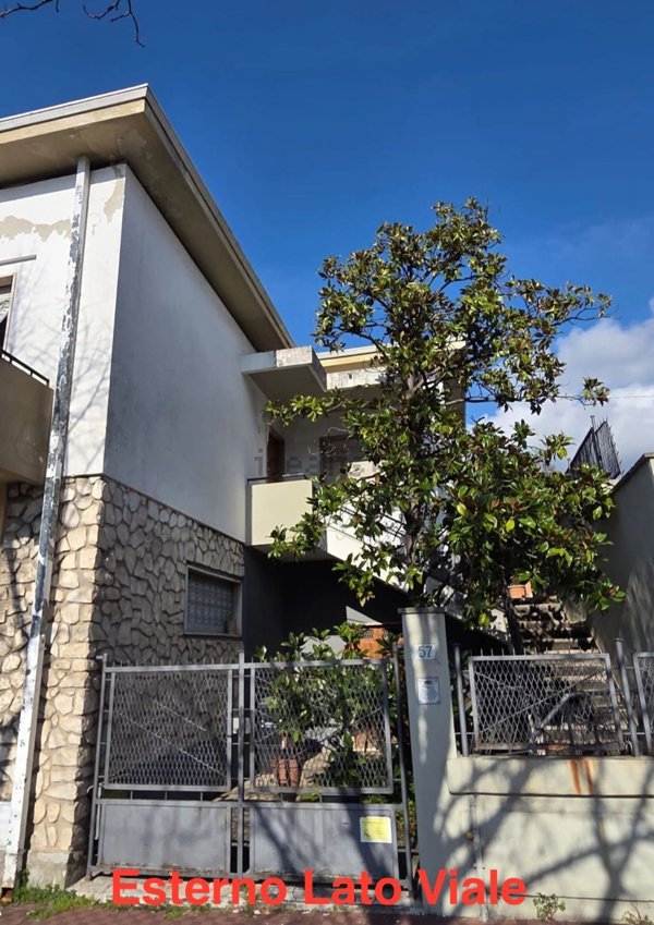 casa indipendente in vendita a Carrara