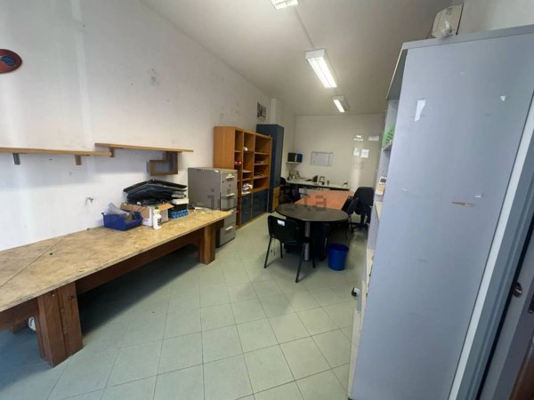 locale commerciale in vendita a Carrara