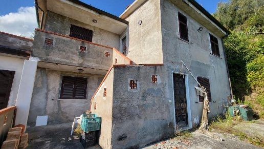 appartamento in vendita a Carrara in zona Bonascola