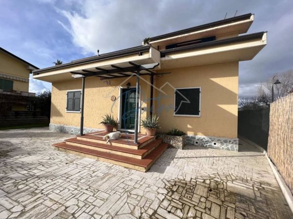 casa indipendente in vendita a Carrara in zona Avenza