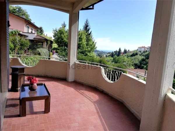 casa indipendente in vendita a Carrara