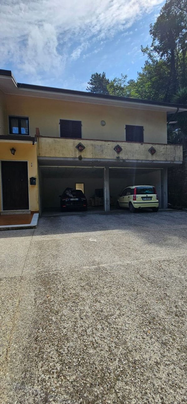 casa indipendente in vendita a Carrara in zona Codena