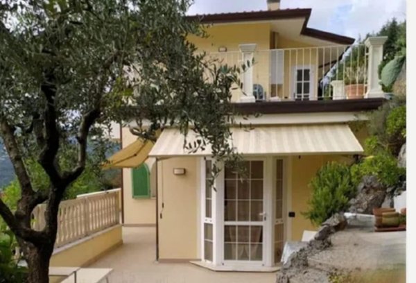casa indipendente in vendita a Carrara in zona Fossone