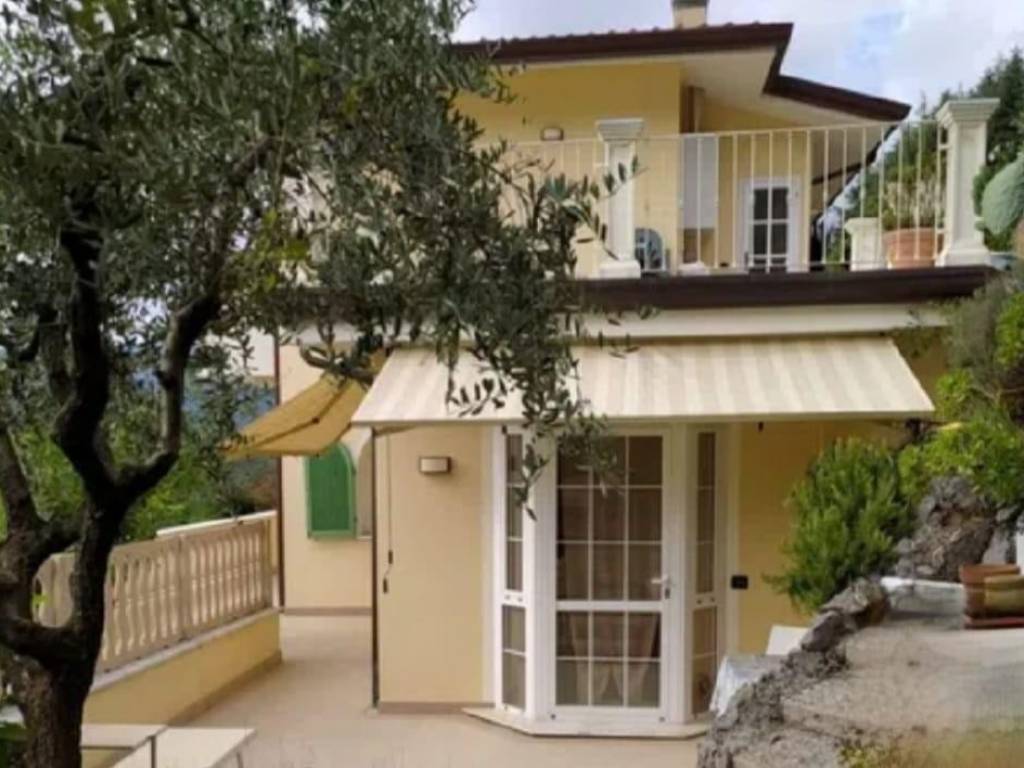 casa indipendente in vendita a Carrara in zona La Foce