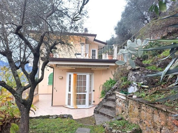 casa indipendente in vendita a Carrara in zona Miseglia