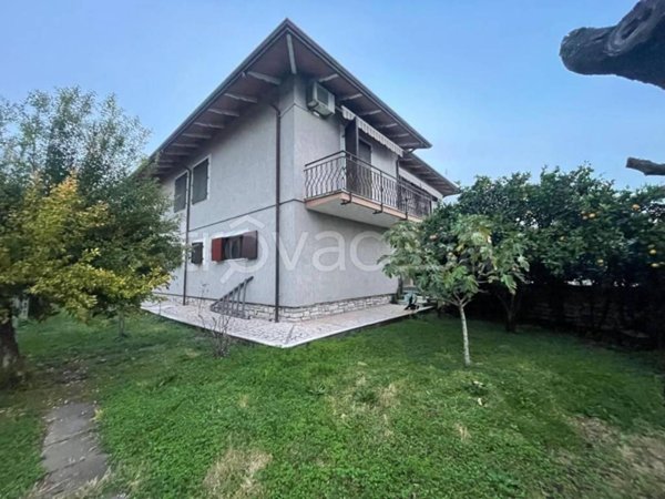 casa indipendente in vendita a Carrara in zona Avenza