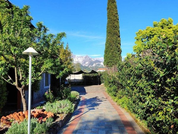 casa indipendente in vendita a Carrara in zona Fossola