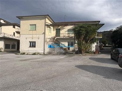 casa indipendente in vendita a Carrara