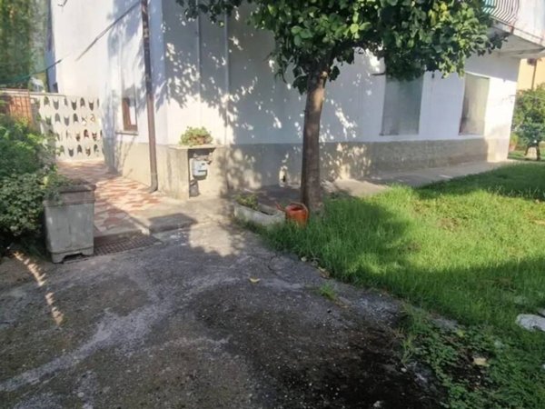casa semindipendente in vendita a Carrara in zona Avenza