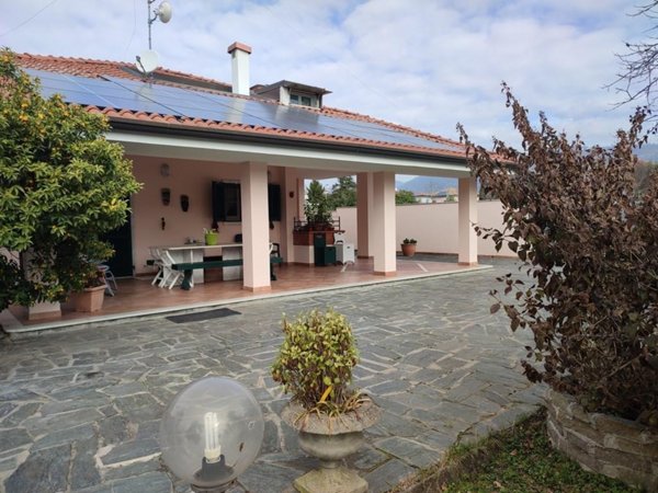 casa indipendente in vendita a Carrara in zona Marina di Carrara