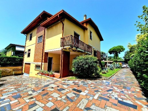 casa indipendente in vendita a Carrara