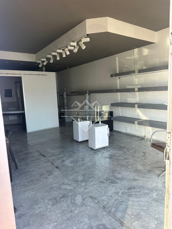 locale commerciale in vendita a Carrara in zona Marina di Carrara