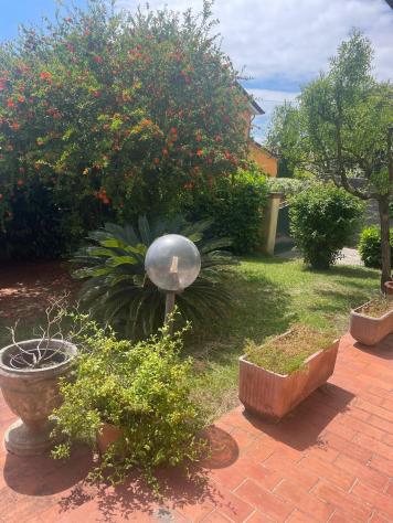 casa indipendente in vendita a Carrara in zona Battilana