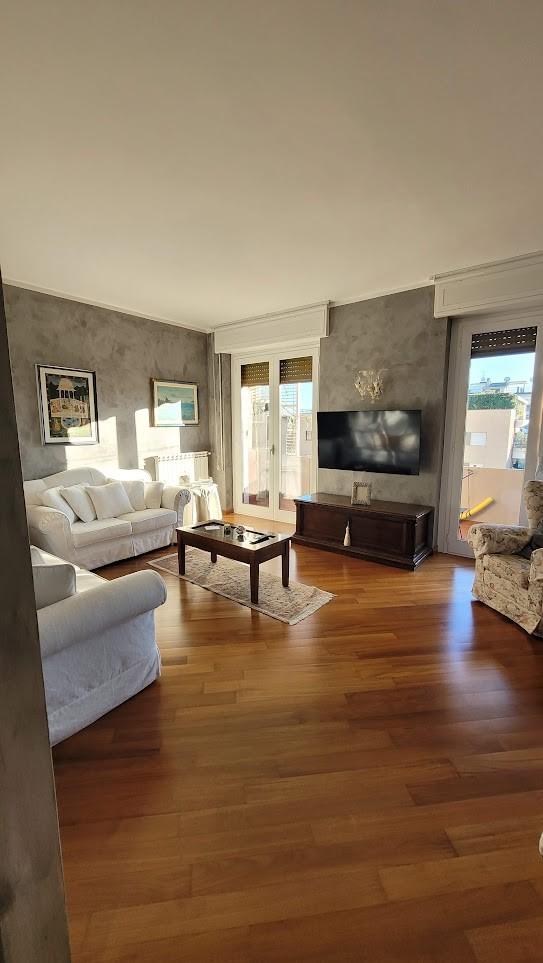 appartamento in vendita a Carrara in zona Marina di Carrara