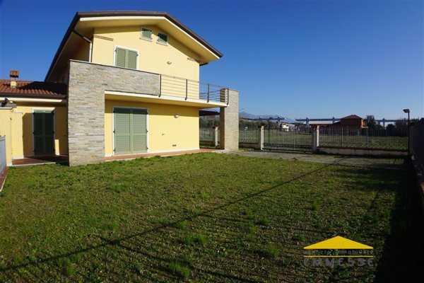 casa indipendente in vendita a Carrara in zona Avenza