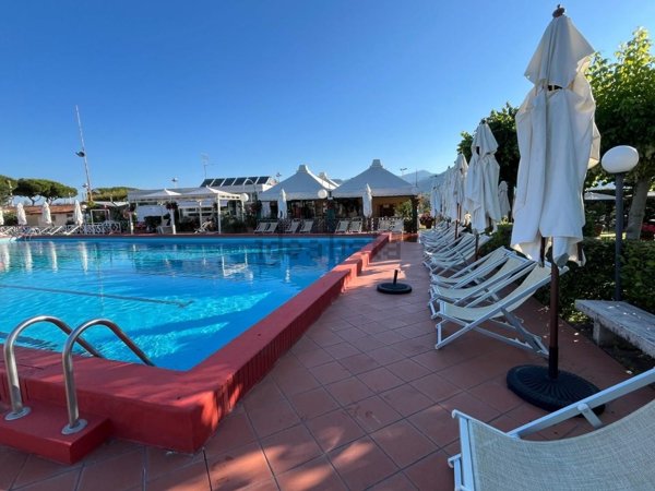 negozio in vendita a Carrara in zona Marina di Carrara