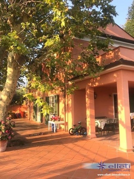 casa indipendente in vendita a Carrara in zona Avenza