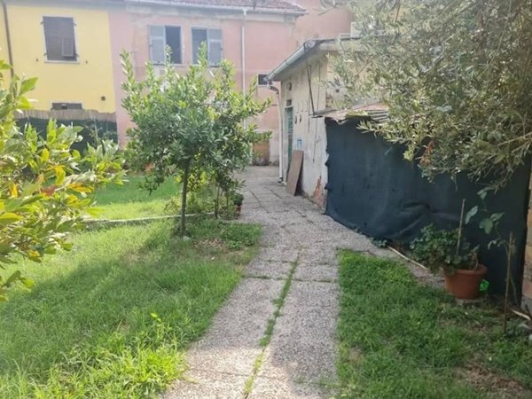 casa indipendente in vendita a Carrara in zona Avenza