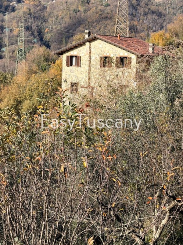 casa indipendente in vendita a Carrara