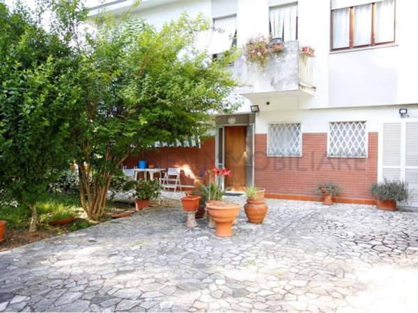 casa indipendente in vendita a Carrara in zona Marina di Carrara
