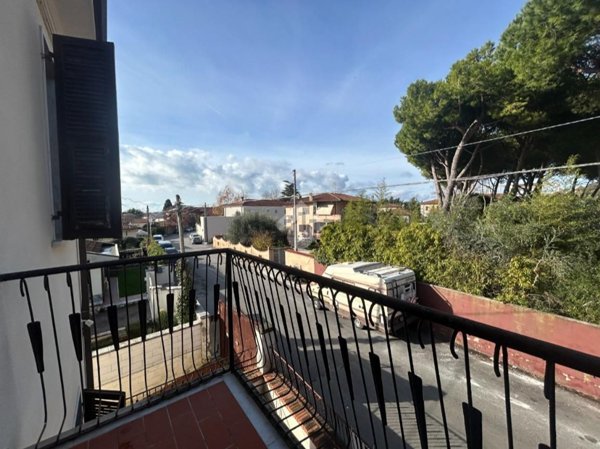 casa indipendente in vendita a Carrara