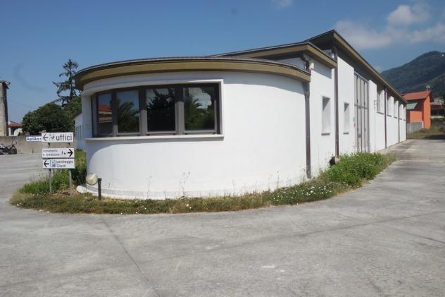 locale commerciale in vendita a Carrara in zona Avenza