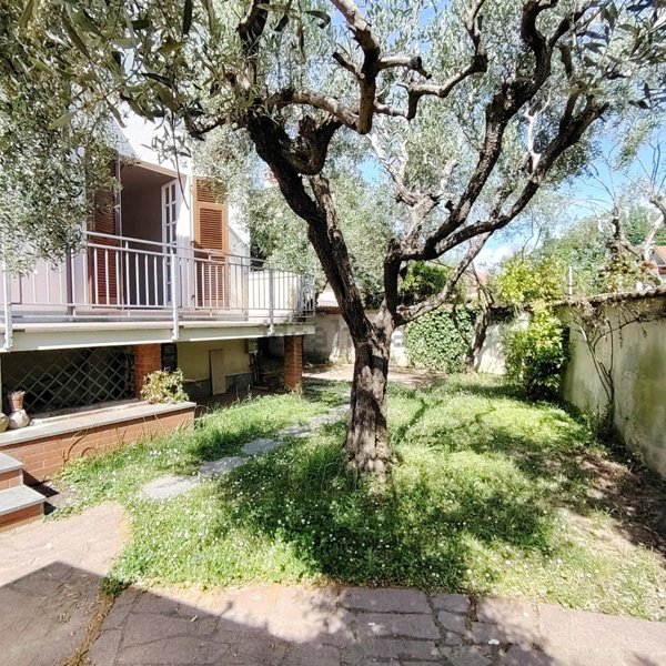 casa indipendente in vendita a Carrara in zona Marina di Carrara