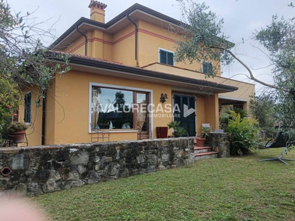 casa indipendente in vendita a Carrara in zona Fossone