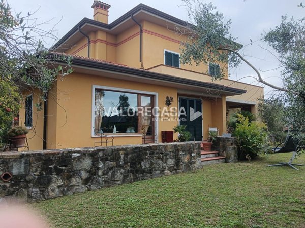 casa indipendente in vendita a Carrara in zona Fossone