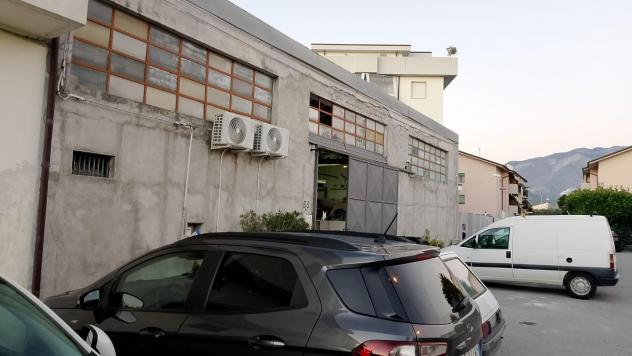 locale commerciale in vendita a Carrara in zona Avenza