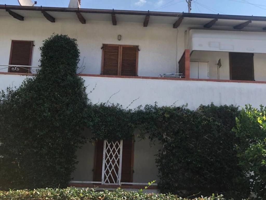 casa indipendente in vendita a Carrara in zona Avenza