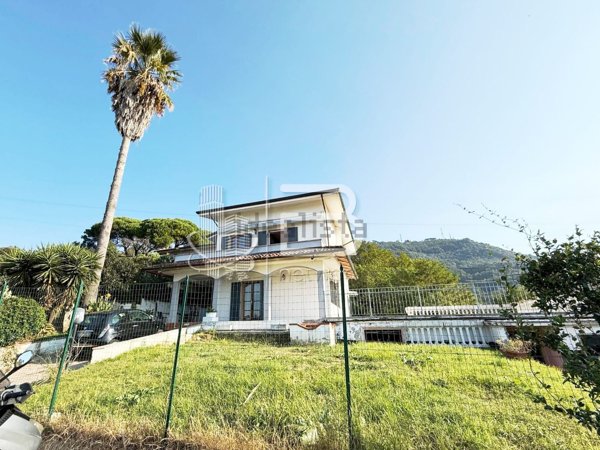 casa indipendente in vendita a Carrara in zona Fossone