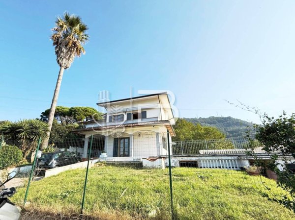casa indipendente in vendita a Carrara in zona Fossone