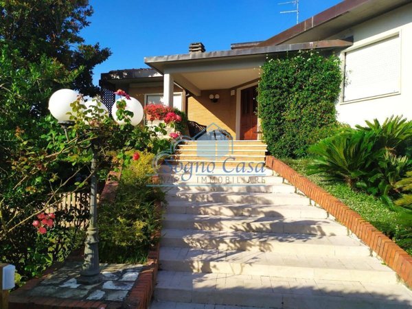 casa indipendente in vendita a Carrara in zona Marina di Carrara