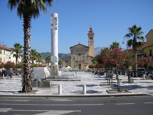 locale commerciale in vendita a Carrara in zona Centro Città