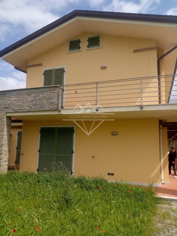 casa indipendente in vendita a Carrara in zona Marina di Carrara