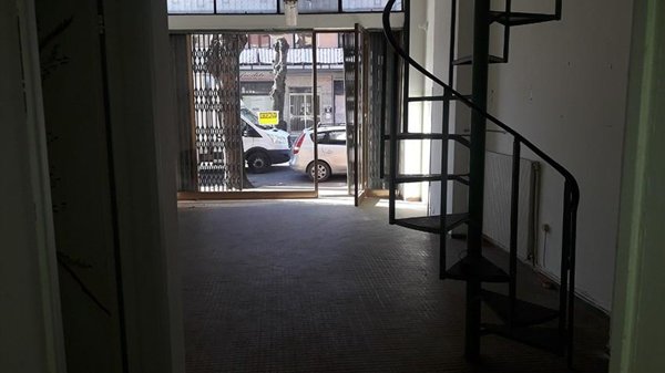 negozio in vendita a Carrara in zona Centro Città