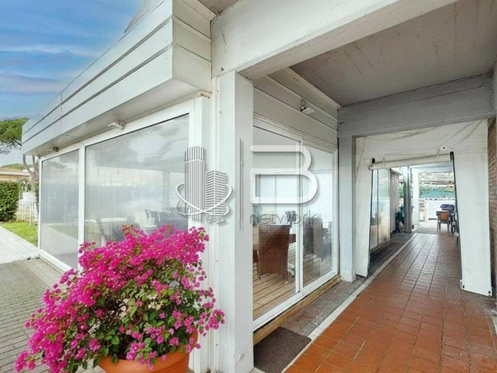 negozio in vendita a Carrara in zona Marina di Carrara