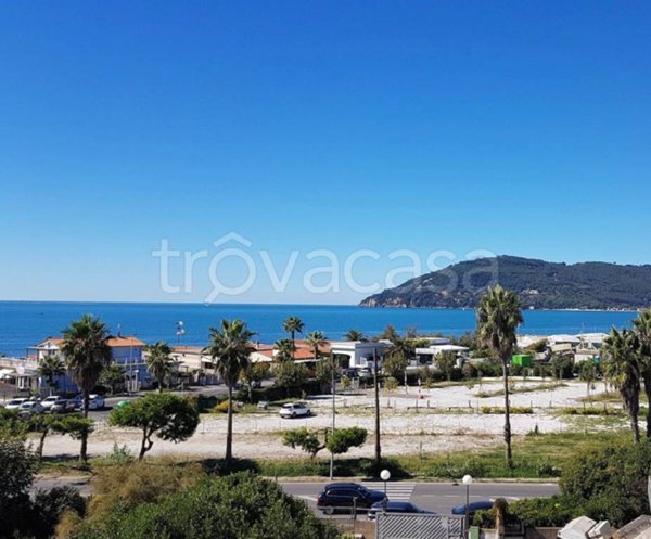 negozio in vendita a Carrara in zona Marina di Carrara