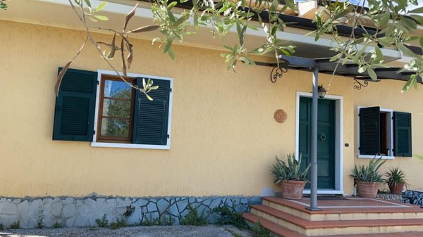 casa indipendente in vendita a Carrara in zona Avenza