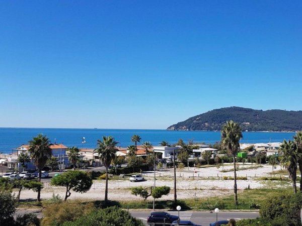 negozio in vendita a Carrara in zona Marina di Carrara