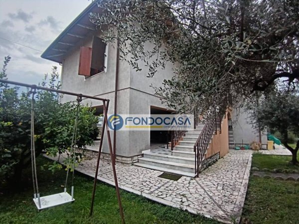 casa indipendente in vendita a Carrara