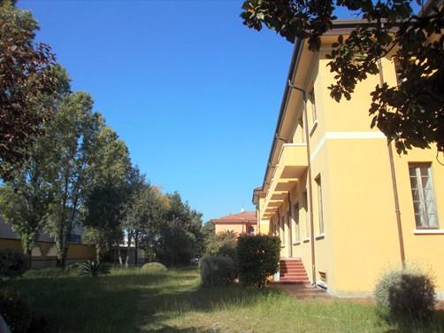 locale commerciale in vendita a Carrara in zona Avenza