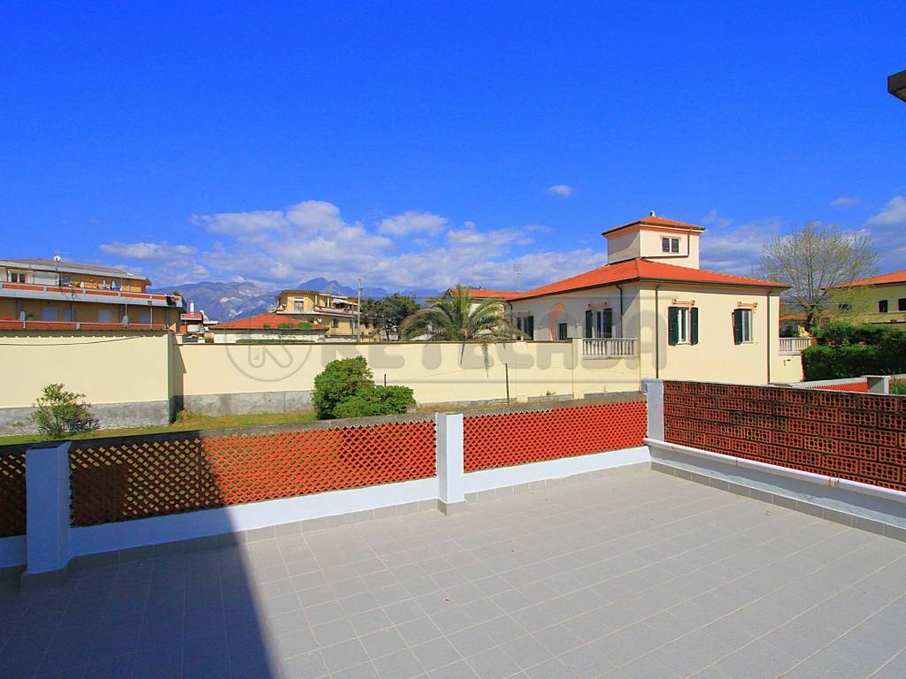 appartamento in vendita a Carrara in zona Marina di Carrara