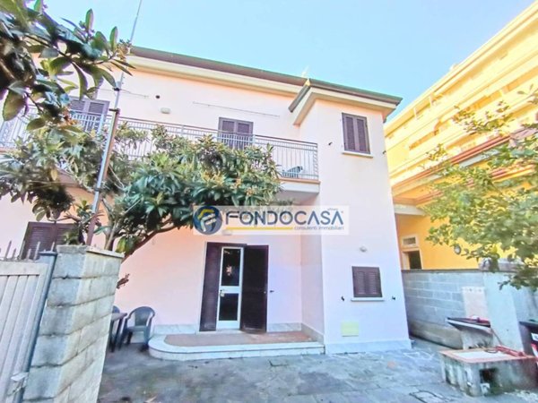 casa indipendente in vendita a Carrara in zona Marina di Carrara