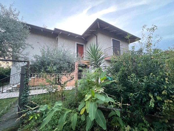 casa indipendente in vendita a Carrara in zona Avenza