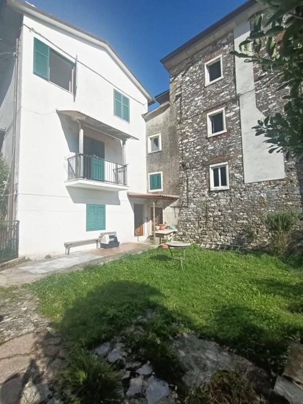 intera palazzina in vendita a Carrara in zona Colonnata