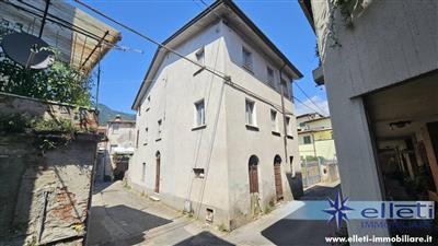 casa indipendente in vendita a Carrara in zona Centro Città