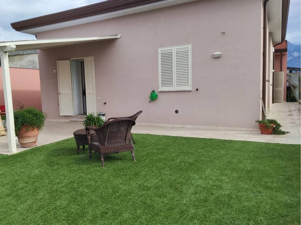 casa indipendente in vendita a Carrara in zona Marina di Carrara