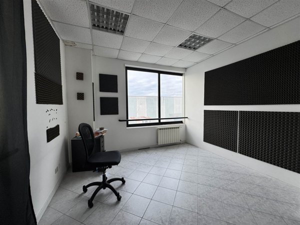 ufficio in vendita a Carrara in zona Avenza